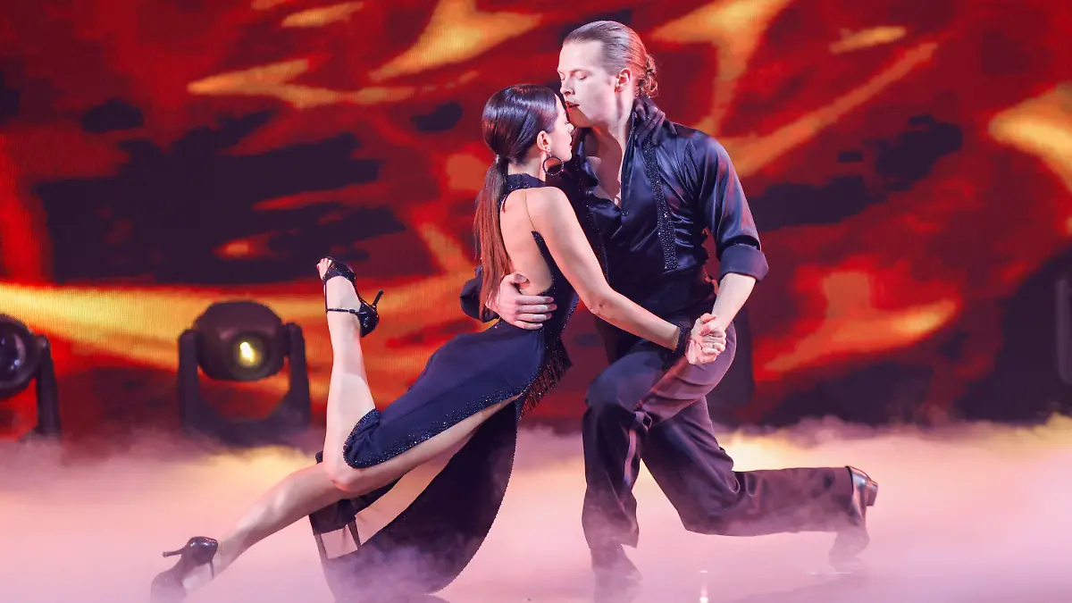 05.04.2024, Nordrhein-Westfalen, Köln: Gabriel Kelly, Sänger, und Malika Dzumaev, Profitänzerin, tanzen in der RTL-Tanzshow «Let's Dance» auf dem Parkett im Coloneum. Foto: Thomas Banneyer/dpa +++ dpa-Bildfunk +++