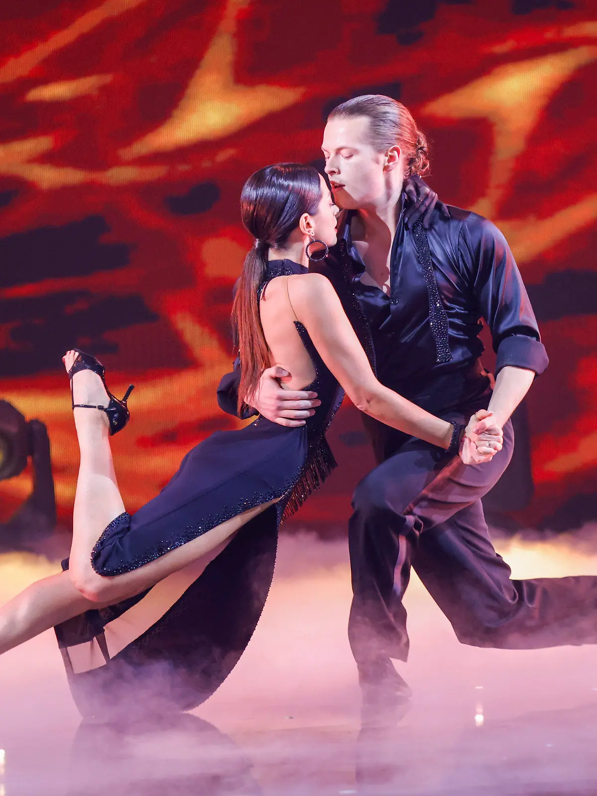 05.04.2024, Nordrhein-Westfalen, Köln: Gabriel Kelly, Sänger, und Malika Dzumaev, Profitänzerin, tanzen in der RTL-Tanzshow «Let's Dance» auf dem Parkett im Coloneum. Foto: Thomas Banneyer/dpa +++ dpa-Bildfunk +++