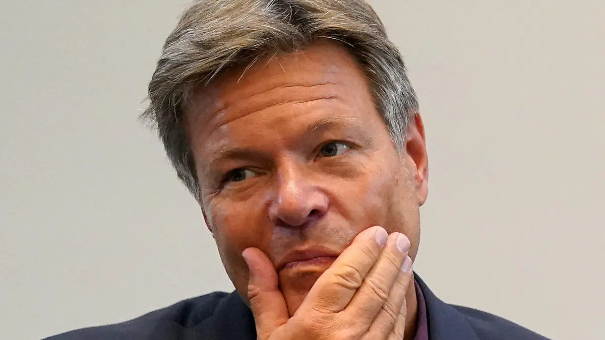 29.08.2022, Hamburg: Robert Habeck (Bündnis 90/Die Grünen), Bundesminister für Wirtschaft und Klimaschutz, fasst sich während des energiepolitischen Spitzendialogs in der Handelskammer ins Gesicht. Habeck hat sich über die Lösungsvorschläge des Norddeutschen Reallabors zur Sicherung der Energieversorgung und zum Erreichen der Klimaziele informiert. Foto: Marcus Brandt/dpa +++ dpa-Bildfunk +++