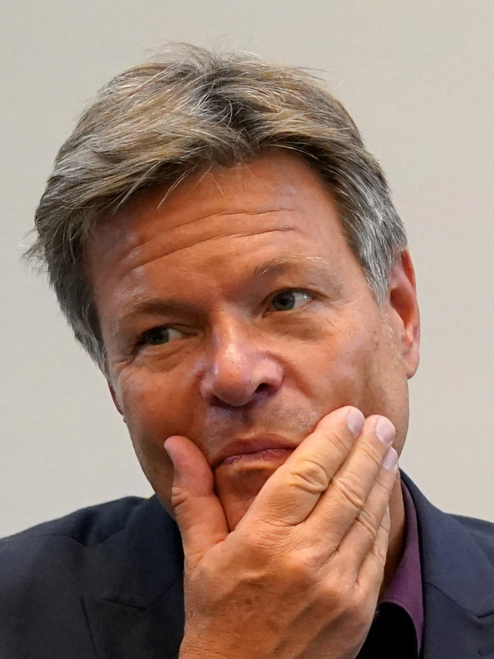 29.08.2022, Hamburg: Robert Habeck (Bündnis 90/Die Grünen), Bundesminister für Wirtschaft und Klimaschutz, fasst sich während des energiepolitischen Spitzendialogs in der Handelskammer ins Gesicht. Habeck hat sich über die Lösungsvorschläge des Norddeutschen Reallabors zur Sicherung der Energieversorgung und zum Erreichen der Klimaziele informiert. Foto: Marcus Brandt/dpa +++ dpa-Bildfunk +++