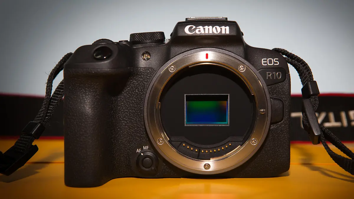Die Canon EOS R 10 kommt mit dem bewährten ABS-C Sensor aus