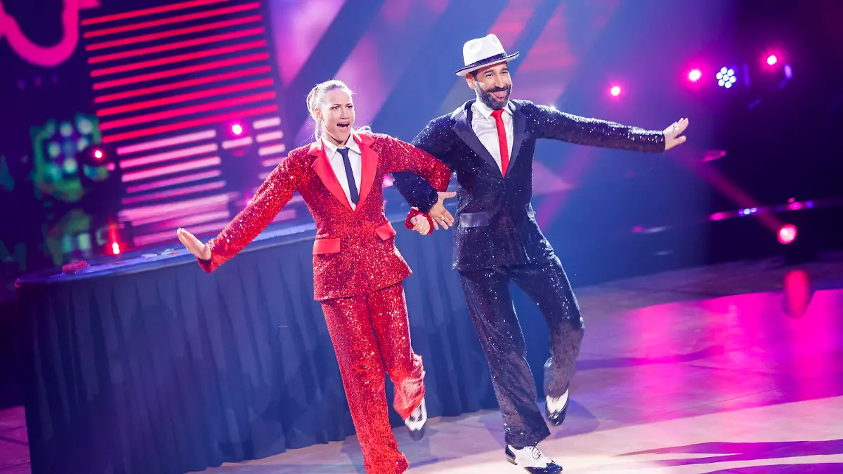 05.04.2024, Nordrhein-Westfalen, Köln: Lulu, Sängerin, und Massimo Sinato, Profitänzer, tanzen in der RTL-Tanzshow «Let's Dance» auf dem Parkett im Coloneum. Foto: Thomas Banneyer/dpa +++ dpa-Bildfunk +++