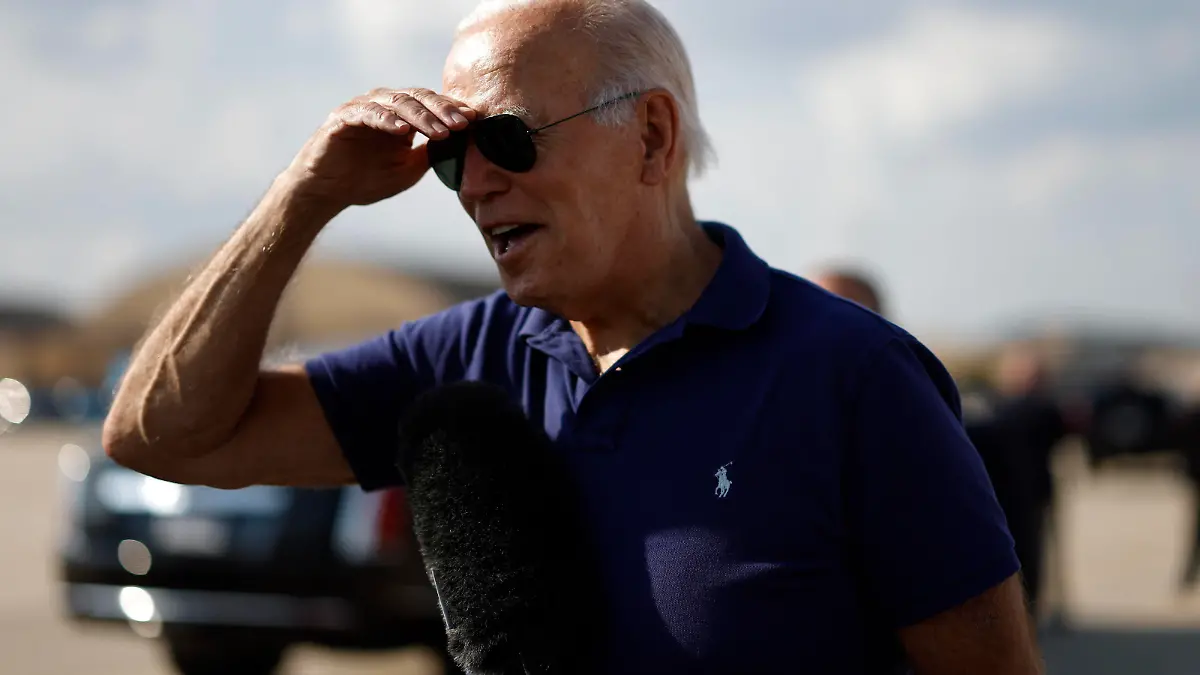  August 26, 2022, Camp Springs, Maryland, USA: United States President Joe Biden speaks to members of the press on the tarmac before boarding Air Force One at Joint Base Andrews, Maryland, on Friday, Aug. 26, 2022. Biden s approval rating rose to 44% in the latest Gallup poll, the highest in a year and a fresh sign he and his party are gaining political ground ahead of November midterm elections Camp Springs USA - ZUMAs152 20220826_zaa_s152_058 Copyright: xTingxShenx