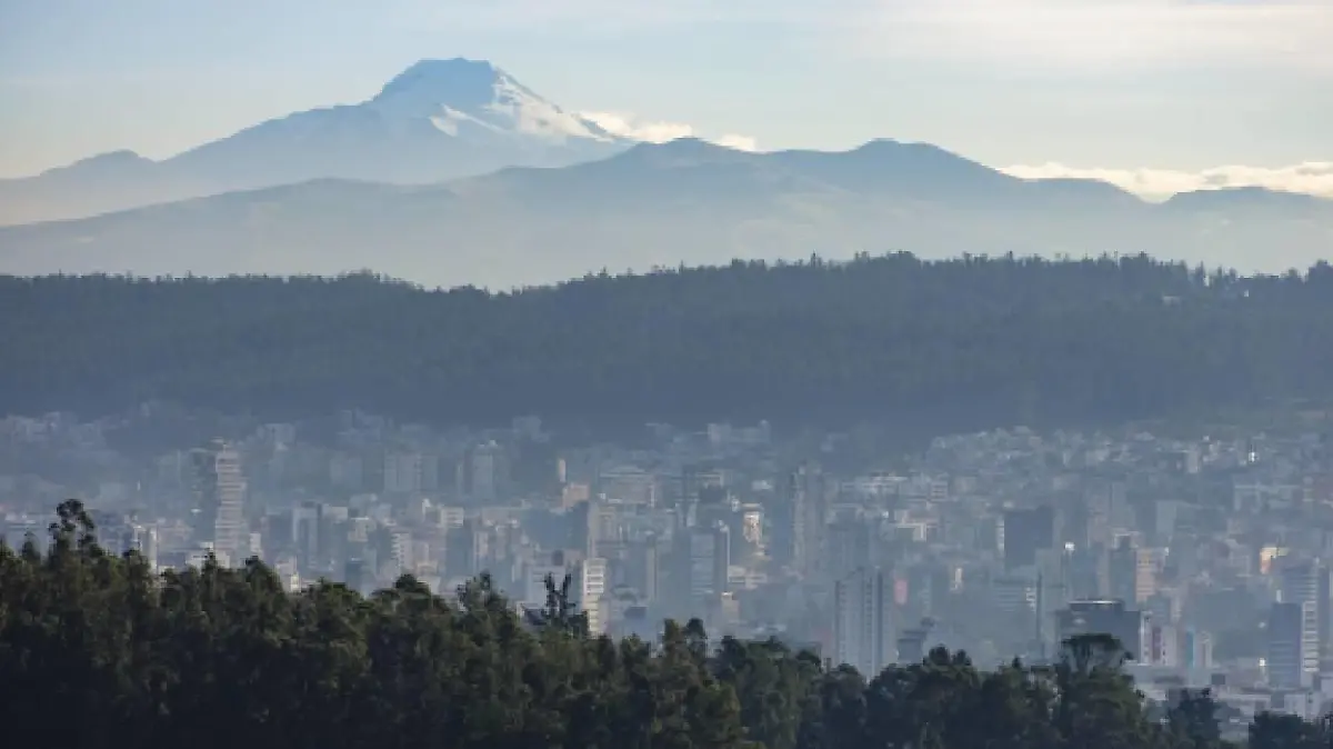 Häuser von Quito, dahinter der Vulkan Cayambe in Ecuador