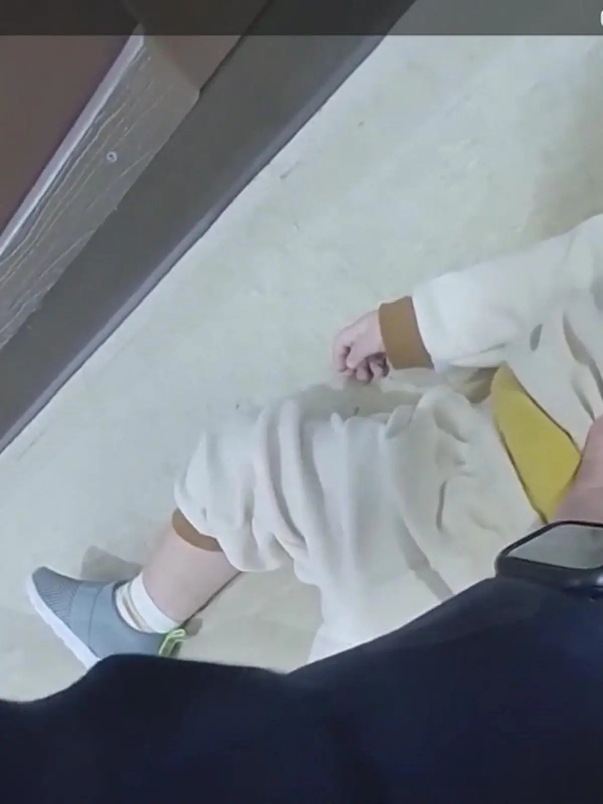 In den USA wird Polizist Wendall zu einem Einsatz gerufen, den er wohl niemals vergessen wird. Ein gerade mal 18 Monate altes Baby hört plötzlich auf zu atmen und muss auf der Stelle reanimiert werden!
Die bewegenden Bilder seht Ihr im Video.
