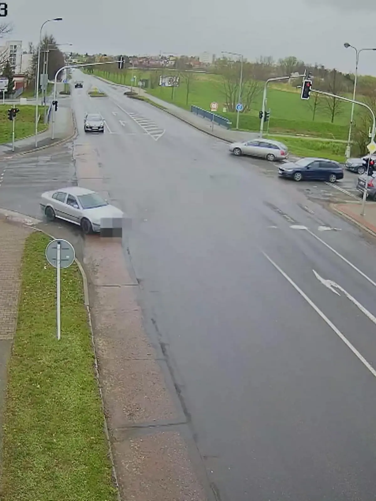 In Tschechien begeht der Fahrer dieses gelben Mustangs gleich vier Fehler auf einmal. Neben roten Ampeln, Alkohol am Steuer und Überschreiten der zulässigen Höchstgeschwindigkeit, hätte der Mann den Wagen eigentlich erst gar nicht fahren dürfen! 
Warum? Das erfahrt ihr im Video.