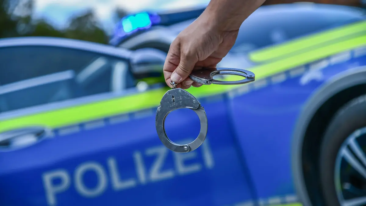 Themenbilder Polizei, 10.08.2022, Baden-Württemberg, Heubach: Polizei, Streifenwagen, Polizistin mit Handschellen, Festnahme, Handschliessen, Anhaltestab, Dienstwappen, Funkgerät, Schusswaffe im Holster. Heubach Baden-Württemberg Deutschland Heubach *** Theme images police, 10 08 2022, Baden Württemberg, Heubach police, patrol car, policewoman with handcuffs, arrest, handcuffs, baton, service emblem, radio, firearm in holster Heubach Baden Württemberg Germany Heubach Copyright: x xonw-imagesx/xMariusxBullingx