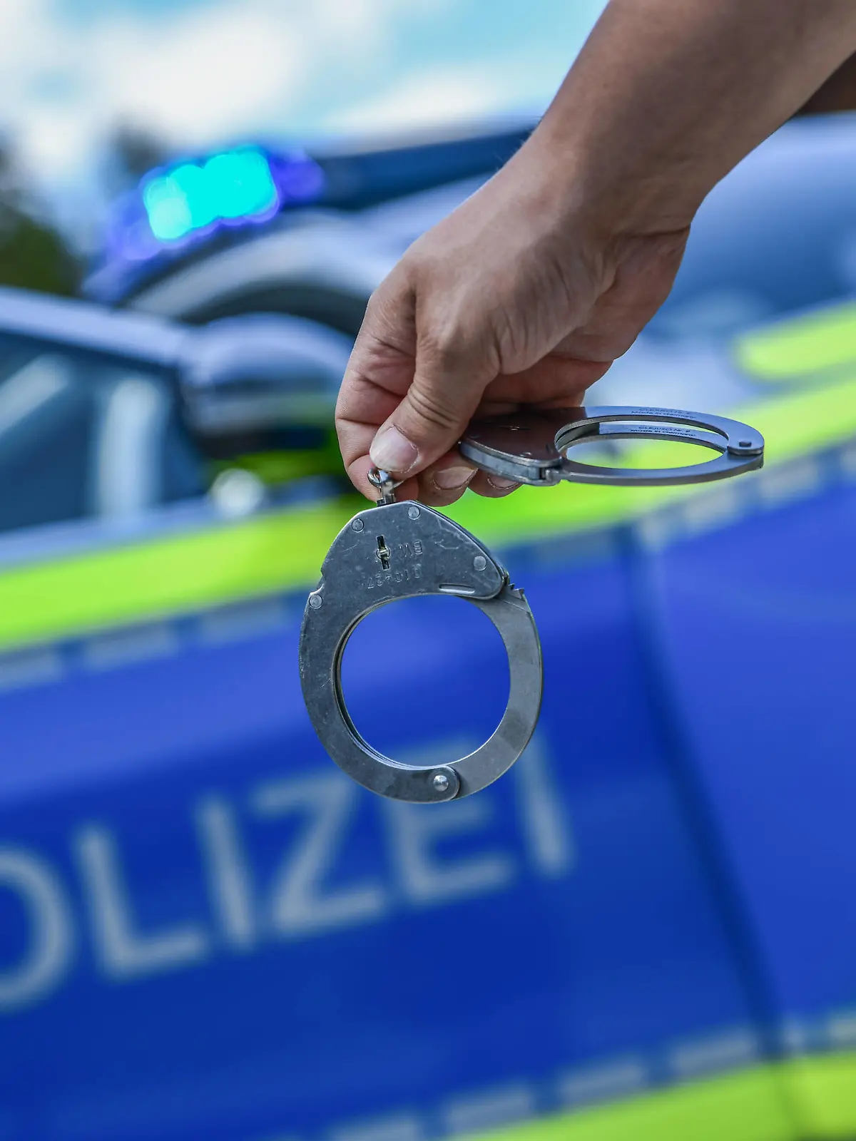 Themenbilder Polizei, 10.08.2022, Baden-Württemberg, Heubach: Polizei, Streifenwagen, Polizistin mit Handschellen, Festnahme, Handschliessen, Anhaltestab, Dienstwappen, Funkgerät, Schusswaffe im Holster. Heubach Baden-Württemberg Deutschland Heubach *** Theme images police, 10 08 2022, Baden Württemberg, Heubach police, patrol car, policewoman with handcuffs, arrest, handcuffs, baton, service emblem, radio, firearm in holster Heubach Baden Württemberg Germany Heubach Copyright: x xonw-imagesx/xMariusxBullingx