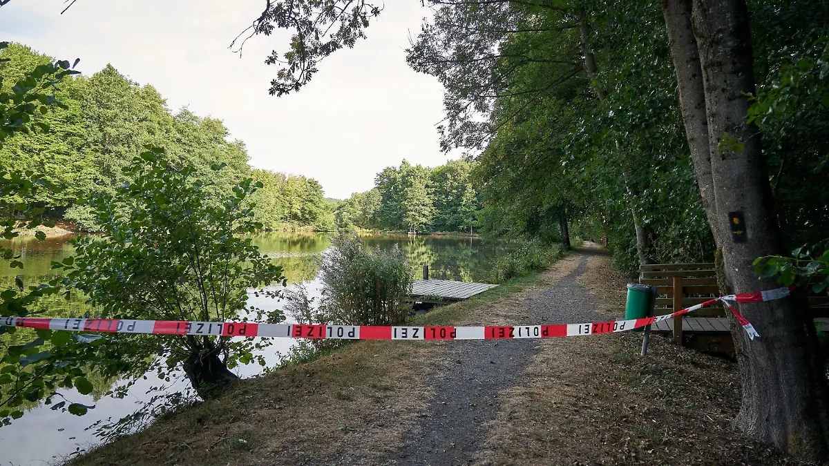 30.08.2022, Rheinland-Pfalz, Oberirsen: Im Oberirsener Weiher im Kreis Altenkirchen (Westerwald) wurde ein Baby am Montagabend tot geborgen. Das tote Baby soll nach Informationen der Rhein-Zeitung in ein Handtuch eingewickelt gewesen sein und befand sich in einer mit Steinen beschwerten Tasche. Foto: Sascha Ditscher/dpa +++ dpa-Bildfunk +++