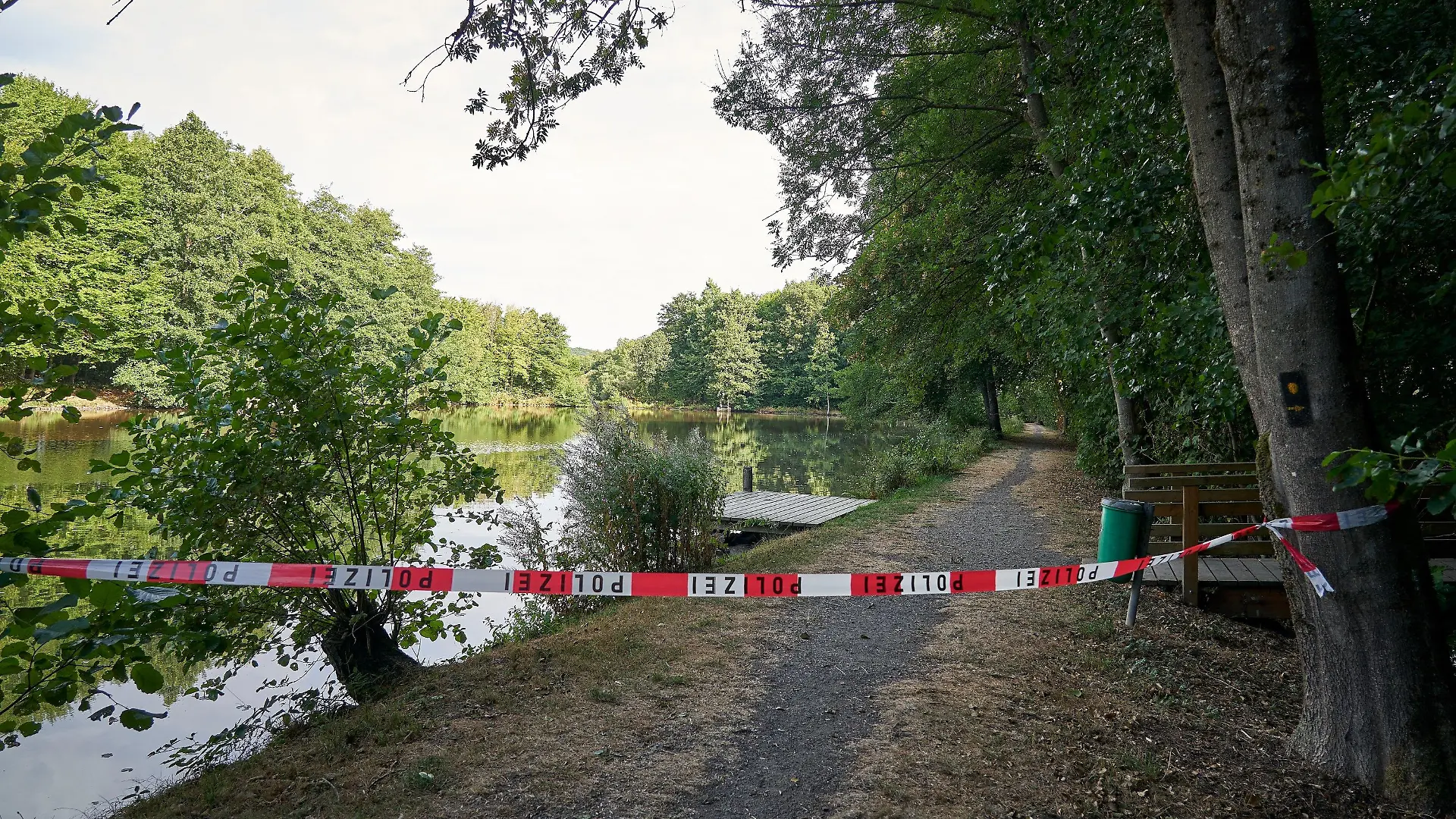 30.08.2022, Rheinland-Pfalz, Oberirsen: Im Oberirsener Weiher im Kreis Altenkirchen (Westerwald) wurde ein Baby am Montagabend tot geborgen. Das tote Baby soll nach Informationen der Rhein-Zeitung in ein Handtuch eingewickelt gewesen sein und befand sich in einer mit Steinen beschwerten Tasche. Foto: Sascha Ditscher/dpa +++ dpa-Bildfunk +++