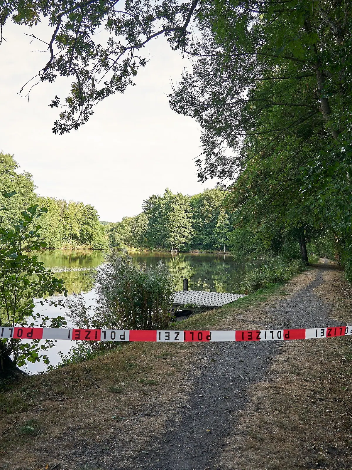30.08.2022, Rheinland-Pfalz, Oberirsen: Im Oberirsener Weiher im Kreis Altenkirchen (Westerwald) wurde ein Baby am Montagabend tot geborgen. Das tote Baby soll nach Informationen der Rhein-Zeitung in ein Handtuch eingewickelt gewesen sein und befand sich in einer mit Steinen beschwerten Tasche. Foto: Sascha Ditscher/dpa +++ dpa-Bildfunk +++