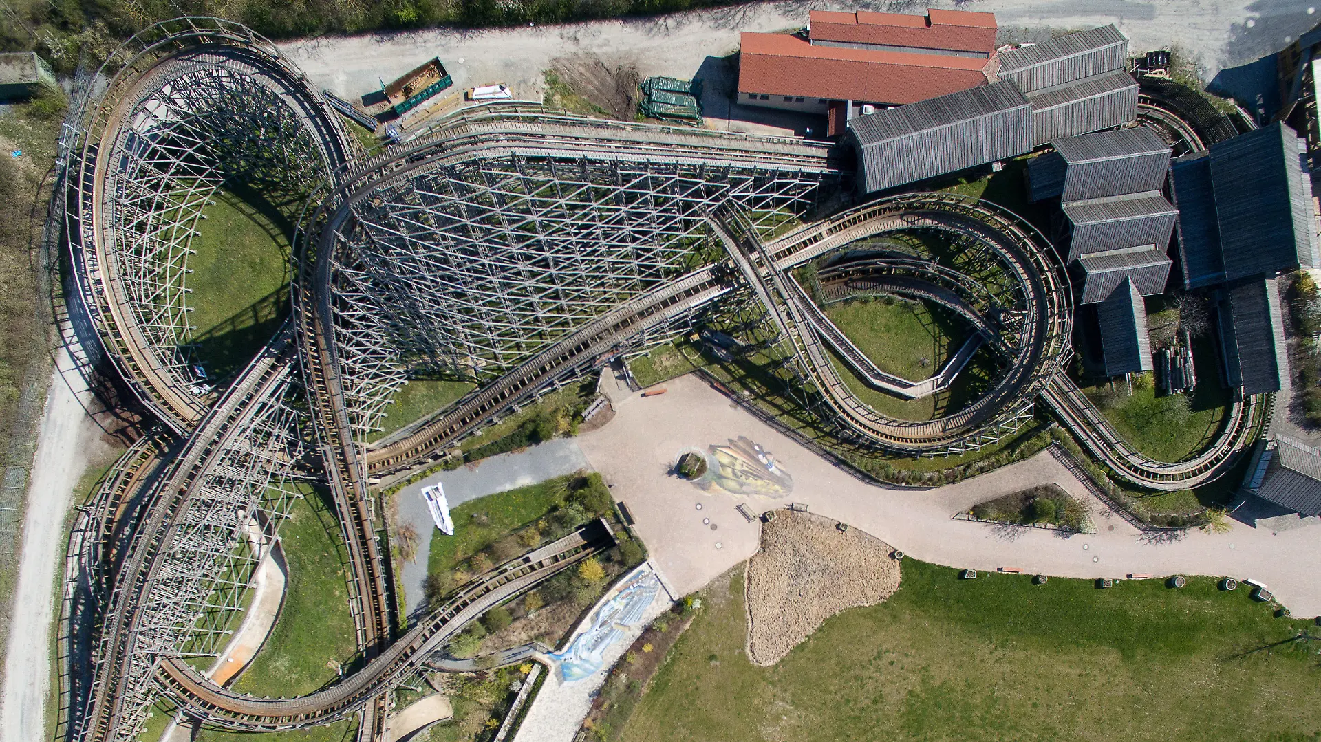 ARCHIV - 07.04.2020, Baden-Württemberg, Cleebronn: Die Holzachterbahn "Mammut" im Freizeitpark Tripsdrill. (Aufnahme mit einer Drohne) (zu dpa: «Holzachterbahn bleibt während der Fahrt stehen - Fahrgäste gerettet») Foto: Sebastian Gollnow/dpa +++ dpa-Bildfunk +++