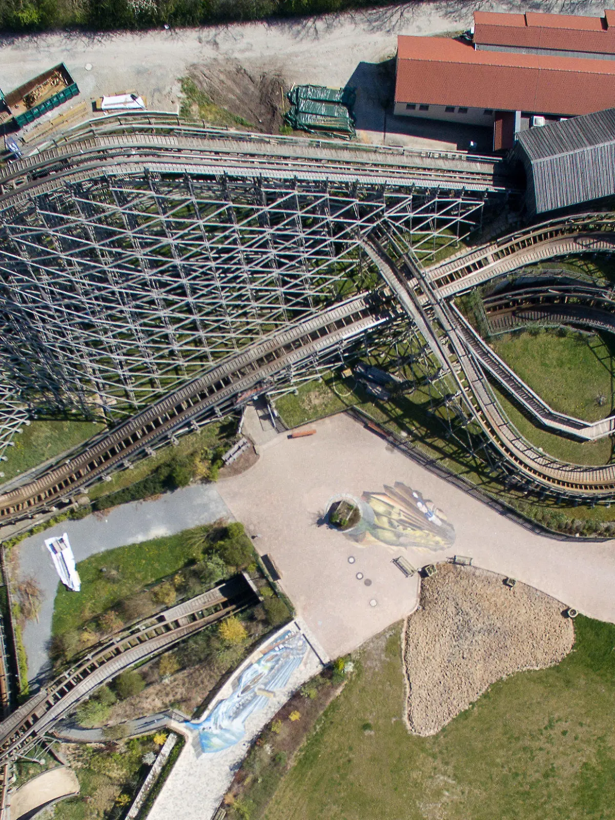 ARCHIV - 07.04.2020, Baden-Württemberg, Cleebronn: Die Holzachterbahn "Mammut" im Freizeitpark Tripsdrill. (Aufnahme mit einer Drohne) (zu dpa: «Holzachterbahn bleibt während der Fahrt stehen - Fahrgäste gerettet») Foto: Sebastian Gollnow/dpa +++ dpa-Bildfunk +++