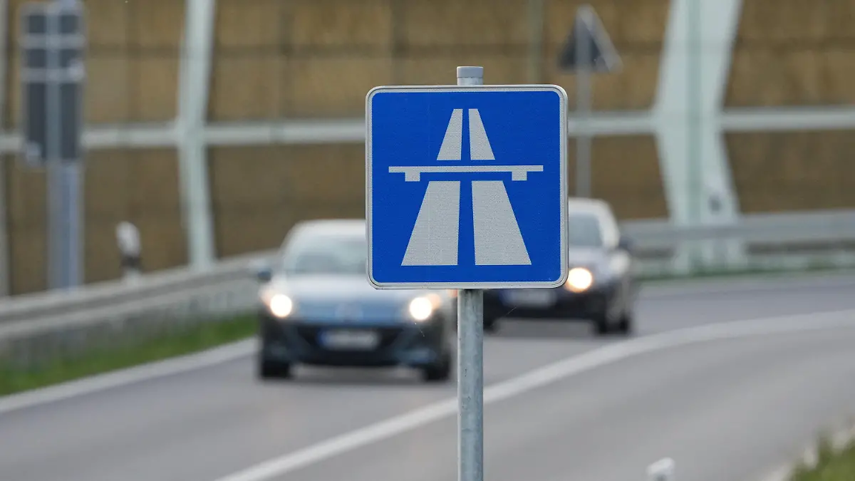 ARCHIV - 30.10.2023, Brandenburg, Mühlenbeck: Ein blau-weisses Schild weist auf den Beginn der Autobahn hin. (zu dpa: «Grüne fordern «ehrliche Bestandsaufnahme» bei Verkehrsprojekten») Foto: Soeren Stache/dpa +++ dpa-Bildfunk +++