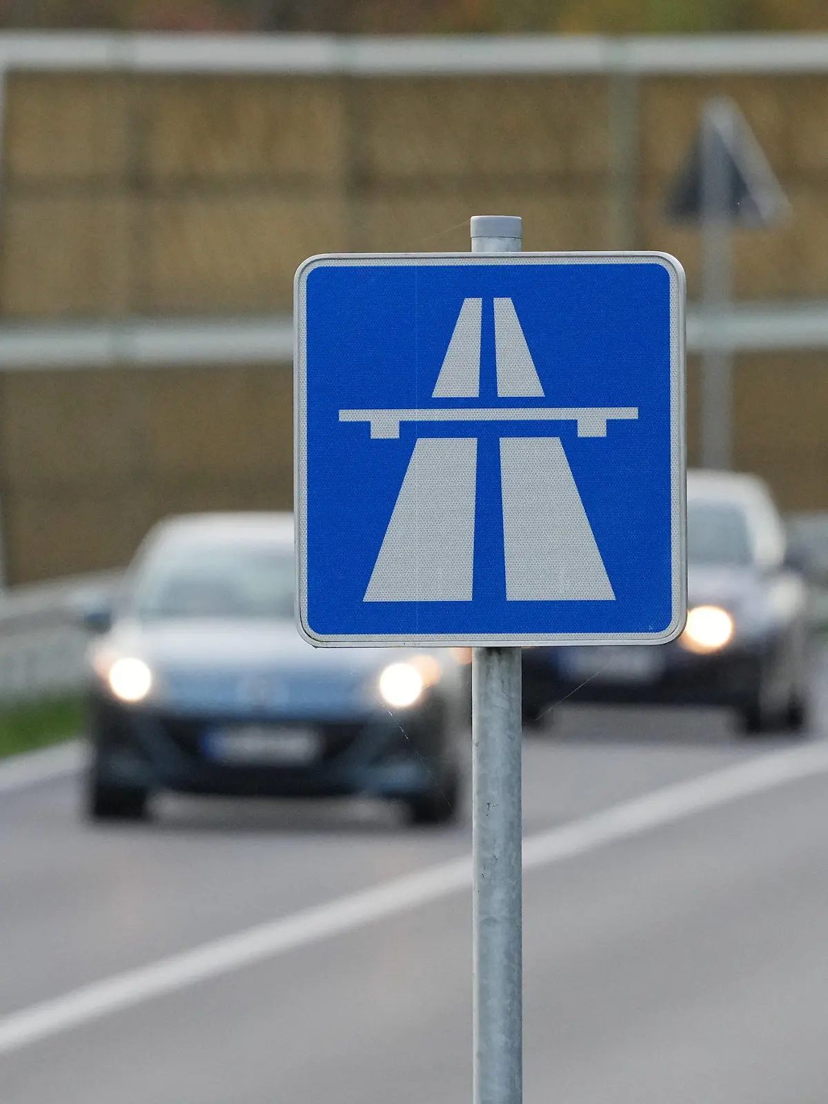 ARCHIV - 30.10.2023, Brandenburg, Mühlenbeck: Ein blau-weisses Schild weist auf den Beginn der Autobahn hin. (zu dpa: «Grüne fordern «ehrliche Bestandsaufnahme» bei Verkehrsprojekten») Foto: Soeren Stache/dpa +++ dpa-Bildfunk +++
