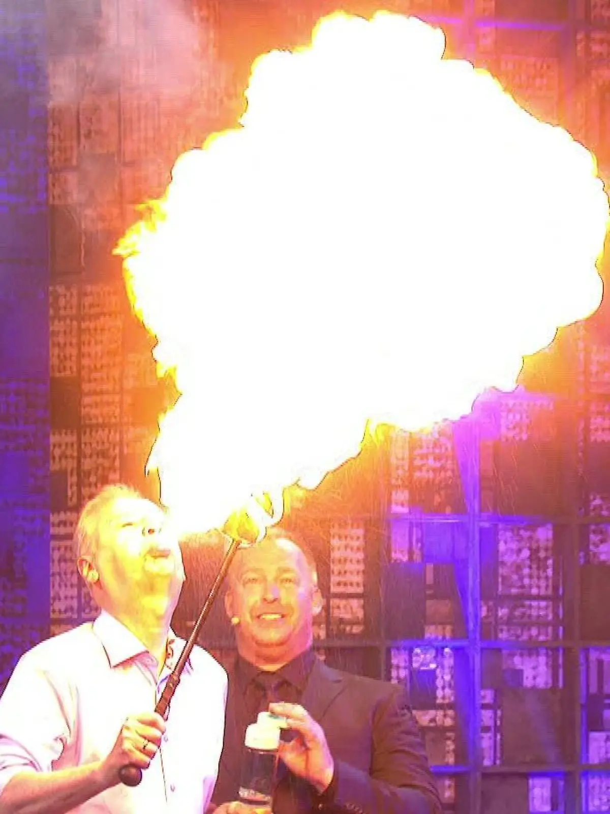Günther Jauch spuckt Feuer