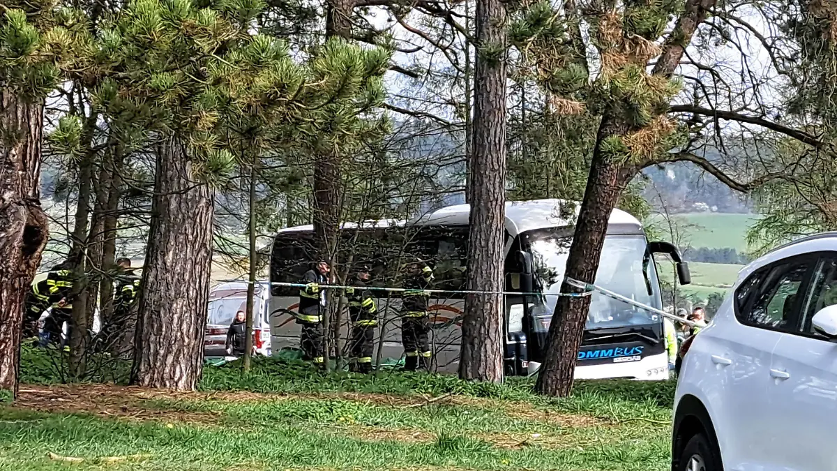 06.04.2024, Slowakei, Spisske Podhradie: Polizisten und Rettungskräfte stehen nach einem Unfall neben einem Bus in Spisske Podhradie in der Nähe von Spisska Kapitula im Bezirk Levoca. Nach Angaben des slowakischen Innenministeriums ereignete sich der Unfall bei einem Kirchentreffen junger Gläubiger, bei dem der Bus zehn Personen erfasste. Foto: Adriana Hudecova/easyfoto/TASR/dpa +++ dpa-Bildfunk +++