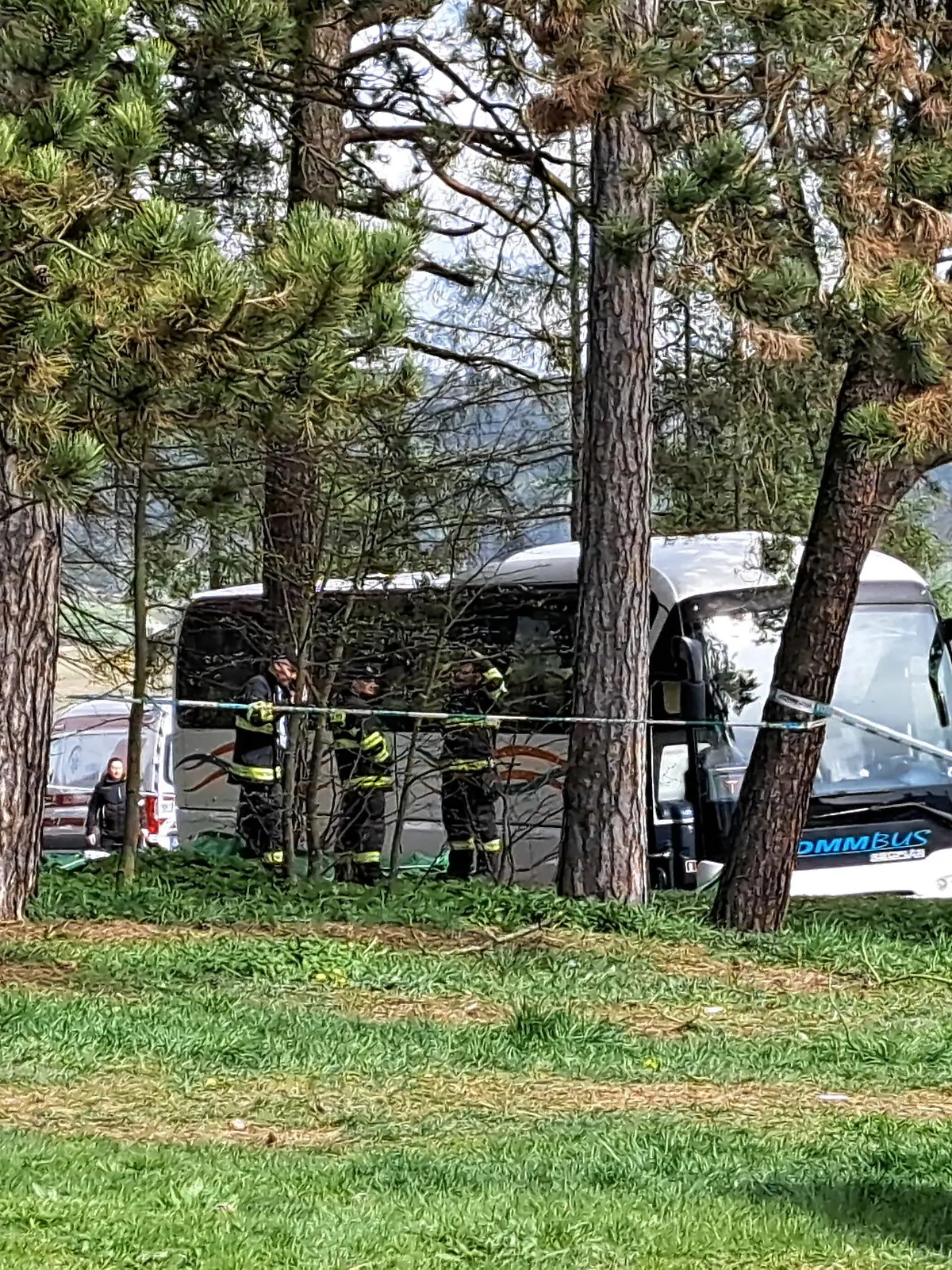 06.04.2024, Slowakei, Spisske Podhradie: Polizisten und Rettungskräfte stehen nach einem Unfall neben einem Bus in Spisske Podhradie in der Nähe von Spisska Kapitula im Bezirk Levoca. Nach Angaben des slowakischen Innenministeriums ereignete sich der Unfall bei einem Kirchentreffen junger Gläubiger, bei dem der Bus zehn Personen erfasste. Foto: Adriana Hudecova/easyfoto/TASR/dpa +++ dpa-Bildfunk +++