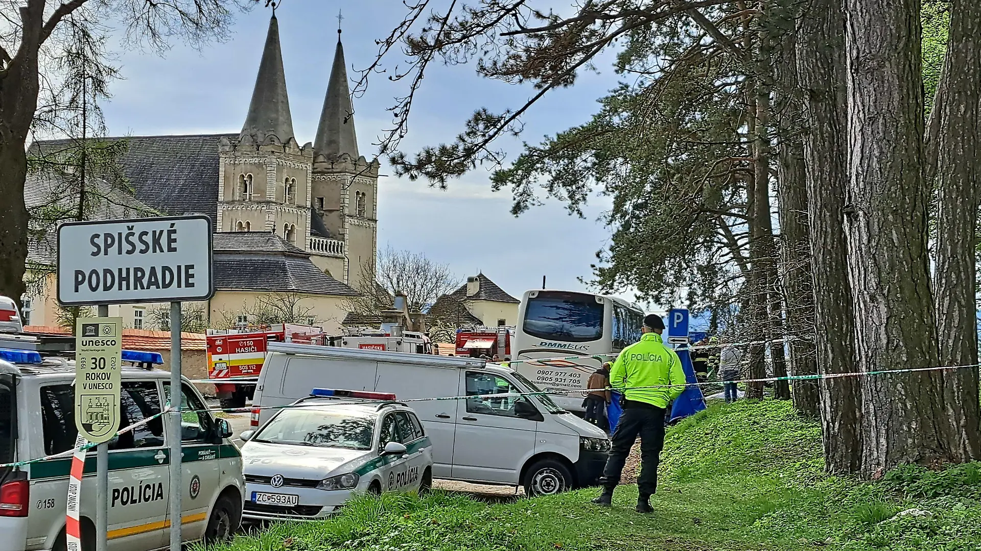 06.04.2024, Slowakei, Spisske Podhradie: Ein Polizist steht nach einem Unfall an einem abgesperrten Bereich um einen Bus in Spisske Podhradie in der Nähe von Spisska Kapitula im Bezirk Levoca. Nach Angaben des slowakischen Innenministeriums ereignete sich der Unfall bei einem Kirchentreffen junger Gläubiger, bei dem der Bus zehn Personen erfasste. Es gab Tote und Verletzte. Foto: Adriana Hudecova/easyfoto/TASR/dpa +++ dpa-Bildfunk +++