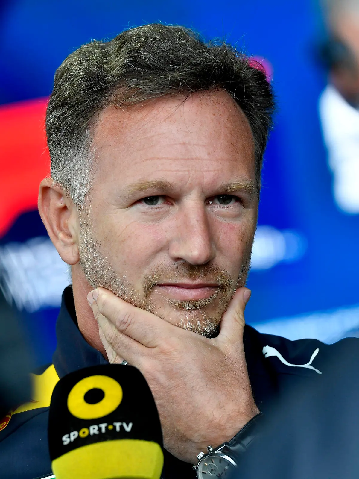 27.08.2022, Belgien, Spa: Motorsport: Formel-1-Weltmeisterschaft, vor dem Grand Prix von Belgien: Christian Horner, Teamchef von Red Bull Racing, während einem Gespräch im Fahrerlager vor dem Großen Preis von Belgien auf der Rennstrecke. Der Grand Prix von Belgien findet am 28.08.2022 statt. Foto: Geert Vanden Wijngaert/AP/dpa +++ dpa-Bildfunk +++