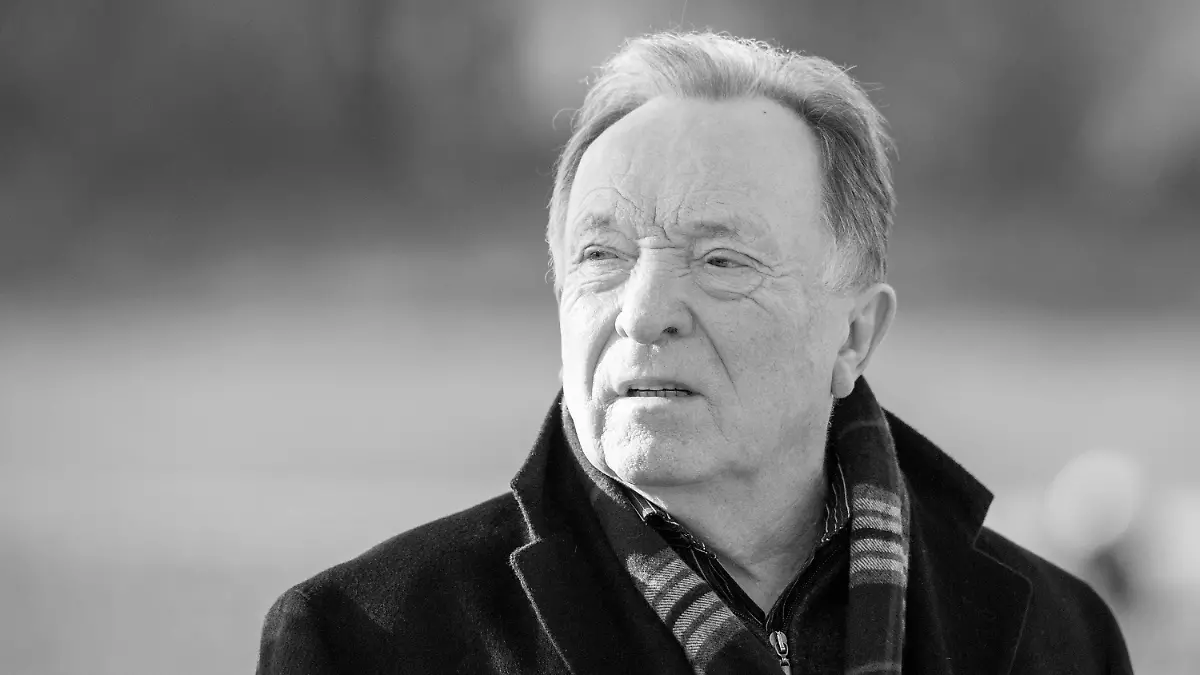 ARCHIV - 02.12.2013, Bayern, München: Peter Sodann, Kabarettist, Schauspieler und Regisseur, kommt auf den Neuen Südfriedhof zur Beerdigung von Kabarettist Hildebrandt. Sodann starb am 05.04.2024 im Alter von 87 Jahren in Halle an der Saale, wie seine Familie am 07.04. mitteilte. Foto: picture alliance / dpa +++ dpa-Bildfunk +++