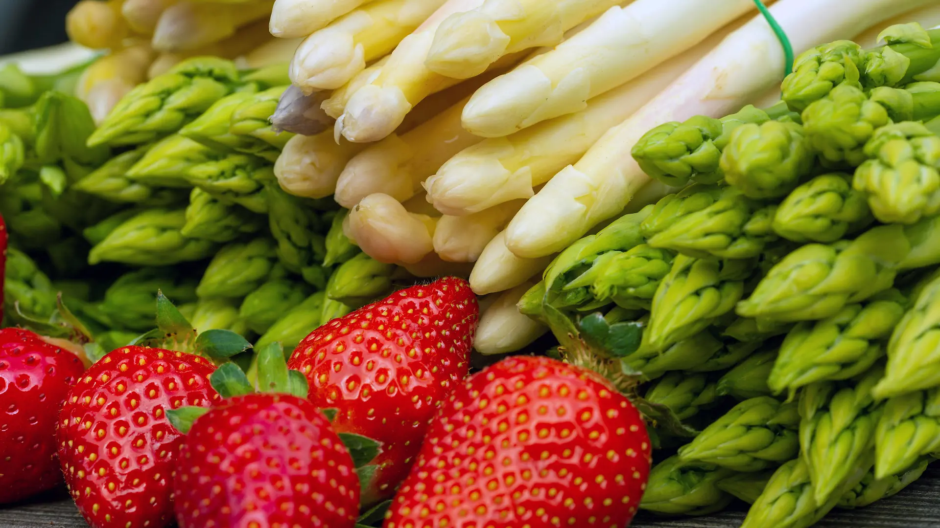 Grüne Spargel, weiße Spargel und frische Erdbeeren dekoriert auf einem rustikalen Holztisch *** Green asparagus, white asparagus and fresh strawberries decorated on a rustic wooden table Copyright: xx