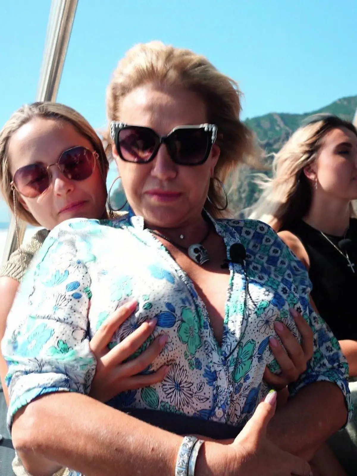 Carmen Geiss kriegt von ihrer Tochter Davina eine Brust-Massage