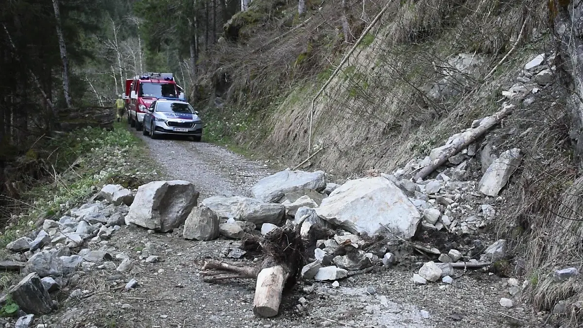 Steinbrocken versperren Bergstraße in Tirol