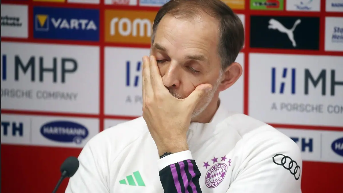 Bayern-Trainer Thomas Tuchel fährt sich mit der Hand frustriert durchs Gesicht