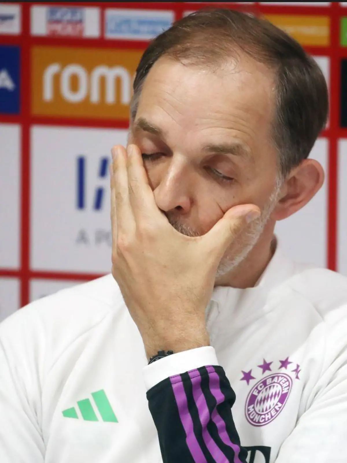 Bayern-Trainer Thomas Tuchel fährt sich mit der Hand frustriert durchs Gesicht