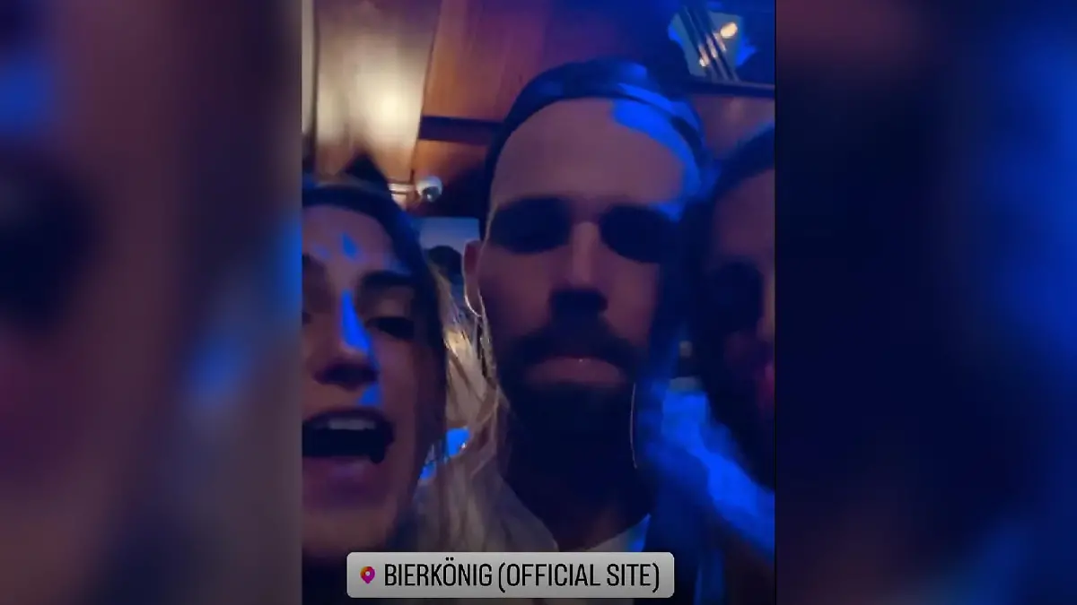 Jakub Jarecki posiert mit Frauen im Ballermann