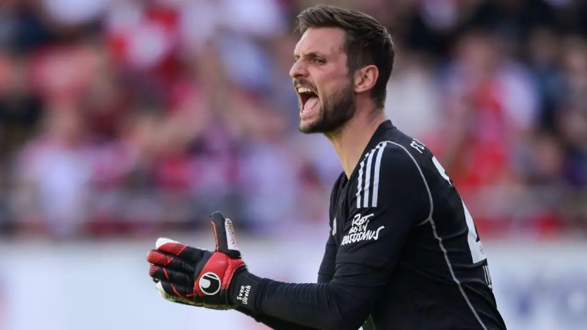 Sven Ulreich schubst einen Balljungen