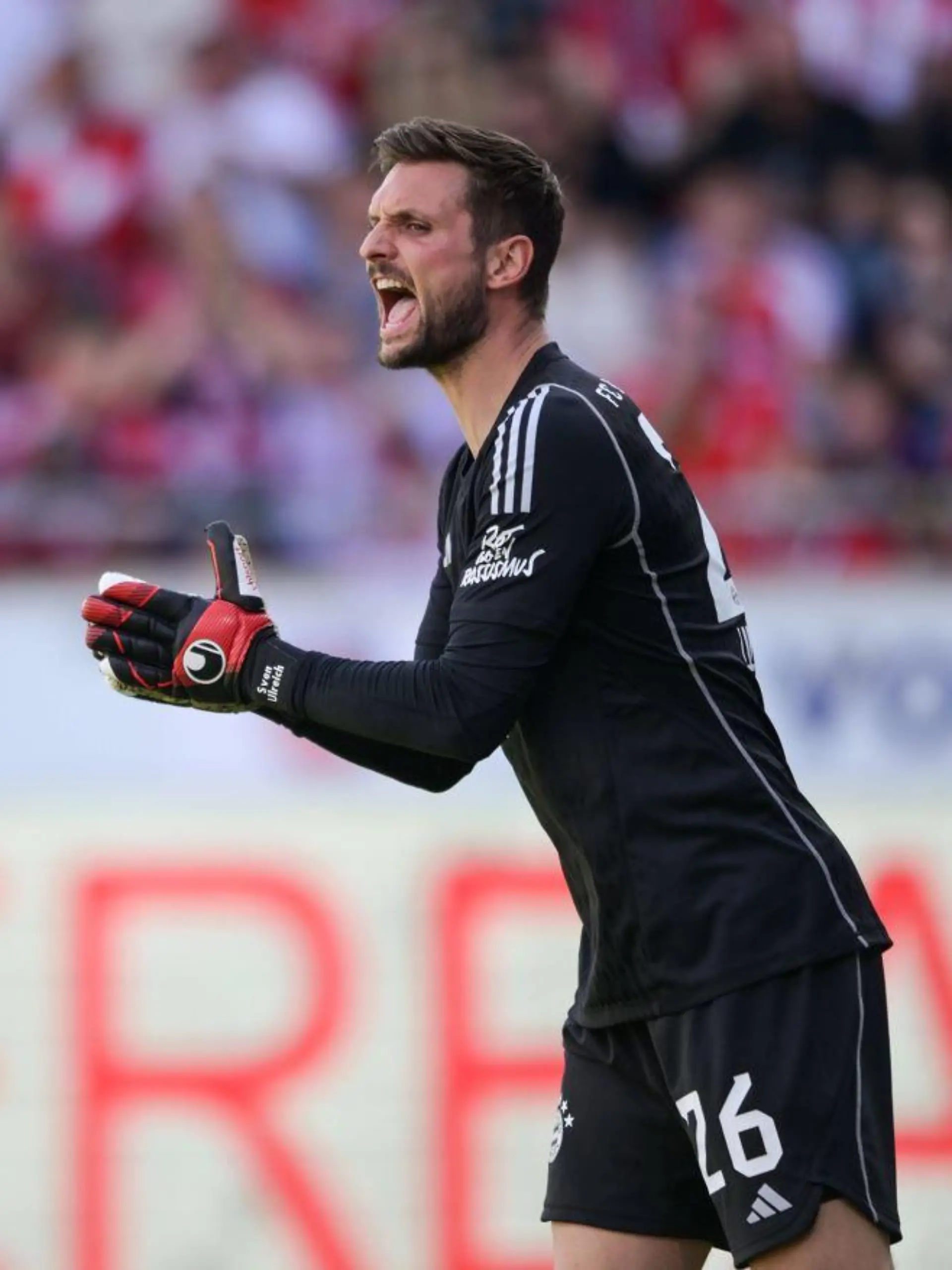 Sven Ulreich schubst einen Balljungen