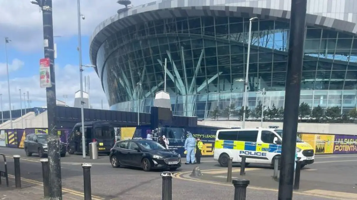 Polizei vor dem Tottenham Stadium