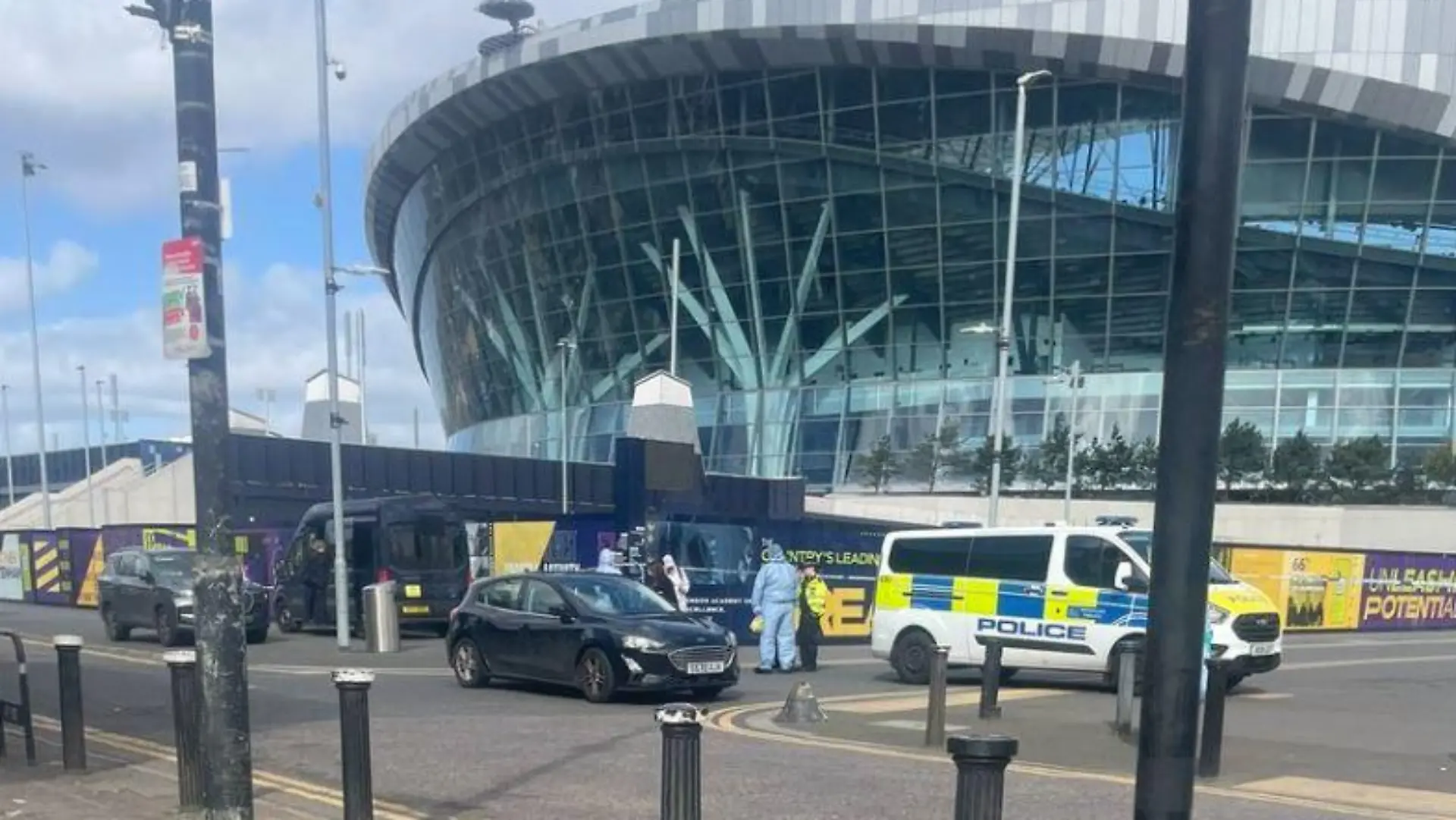 Polizei vor dem Tottenham Stadium