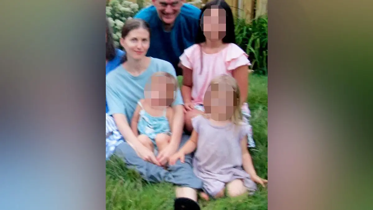Foto von Sheila O. mit ihren drei Kindern.