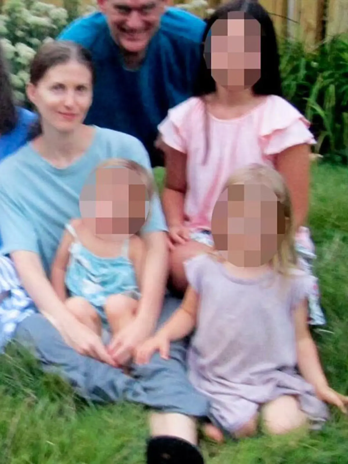 Foto von Sheila O. mit ihren drei Kindern.