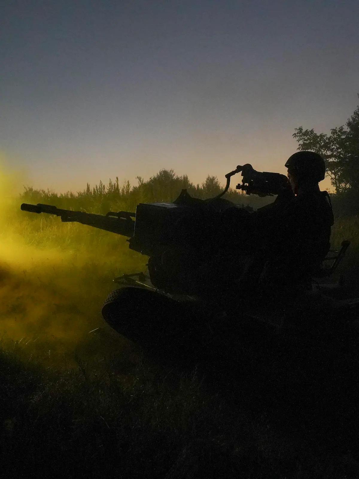 24.08.2022, Ukraine, Charkiw: Ukrainische Soldaten feuern auf russische Stellungen aus einem Flugabwehrgeschütz in der Region Charkiw. Foto: Andrii Marienko/AP/dpa +++ dpa-Bildfunk +++