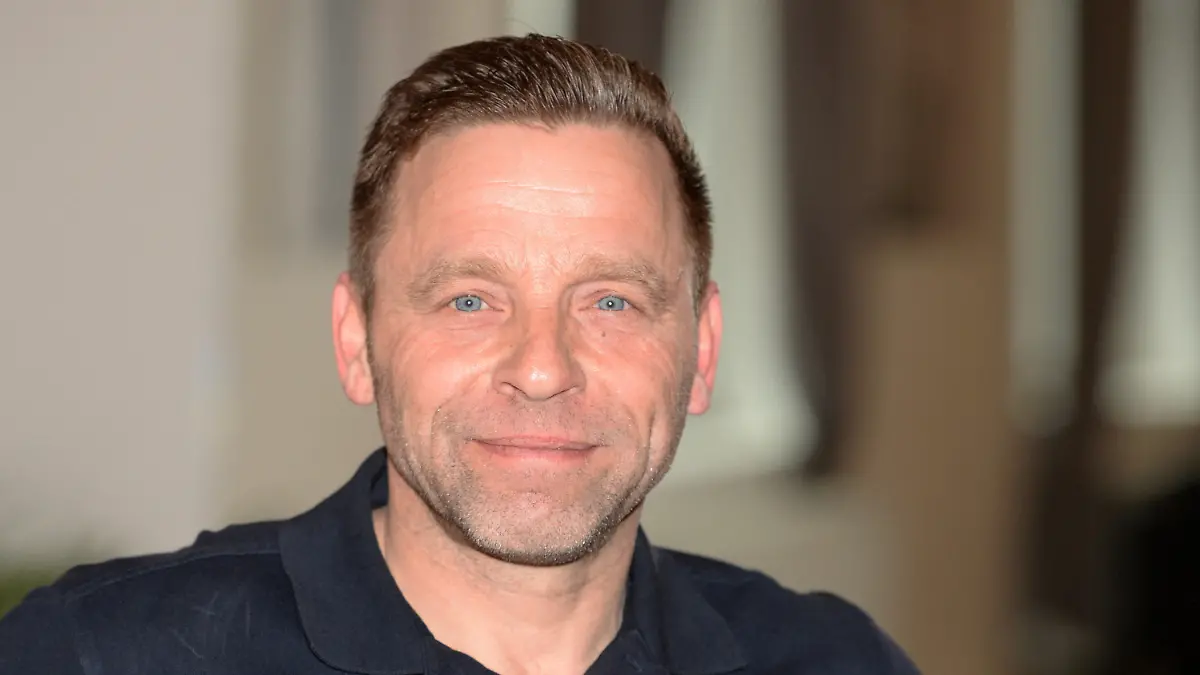 ARCHIV - 03.03.2016, Brandenburg, Dallgow-Döberitz: Ex-Fußballer Thomas Häßler posiert beim Tanztraining für die Fernsehshow «Let's Dance». Häßler fühlt sich auch als Trainer des Berliner Sechstligisten BFC Preussen wohl und vermisst das Profigeschäft nicht. (zu dpa: «Ex-Weltmeister Häßler glücklich in der 6. Liga») Foto: Ralf Hirschberger/dpa-Zentralbild/dpa +++ dpa-Bildfunk +++