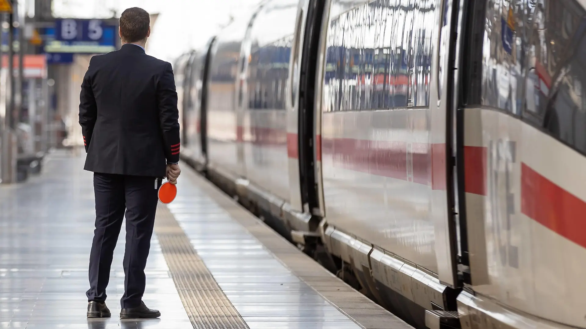 Frankfurt am Main, Hauptbahnhof, 15.04.2020, Frankfurt am Main Hauptbahnhof, ein Zugbegleiter mit roter Signalkelle in der Hand Frankfurt am Main Hauptbahnhof Hessen Deutschland *** Frankfurt am Main, Central Station, 15 04 2020, Frankfurt am Main Central Station, a train attendant with a red signal sign in his hand Frankfurt am Main Central Station Hessen Germany