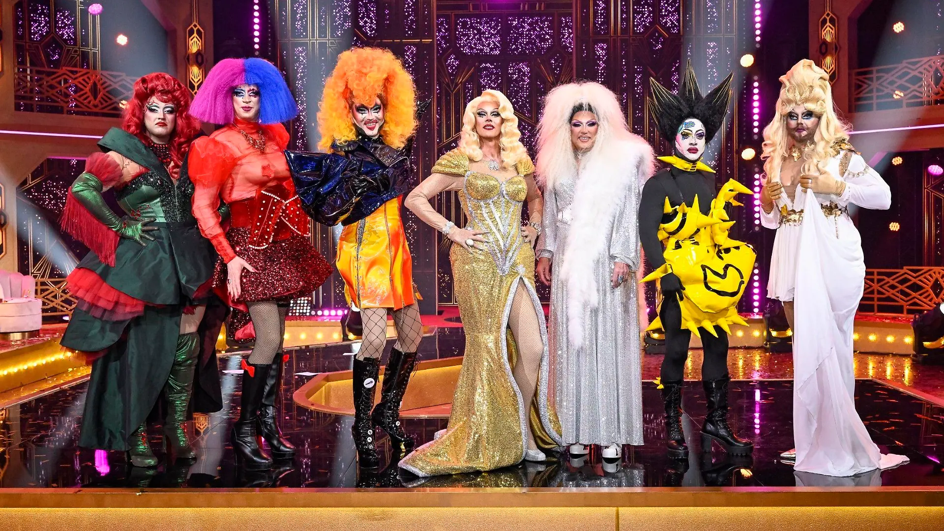 V.l.: Madame Lestrange, Supernova, Kandy Rock, Minnie de la Cruise, Titania Diamond, Lil Sista, Mystery Queen
Die Verwendung des sendungsbezogenen Materials ist nur mit dem Hinweis und Verlinkung auf RTL+ gestattet.
