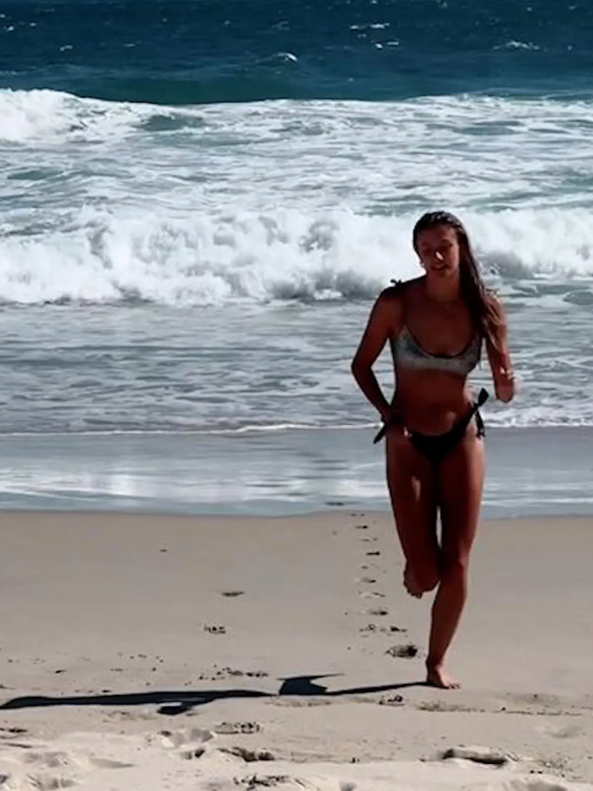 Alica Schmidt am Strand von Südafrika.