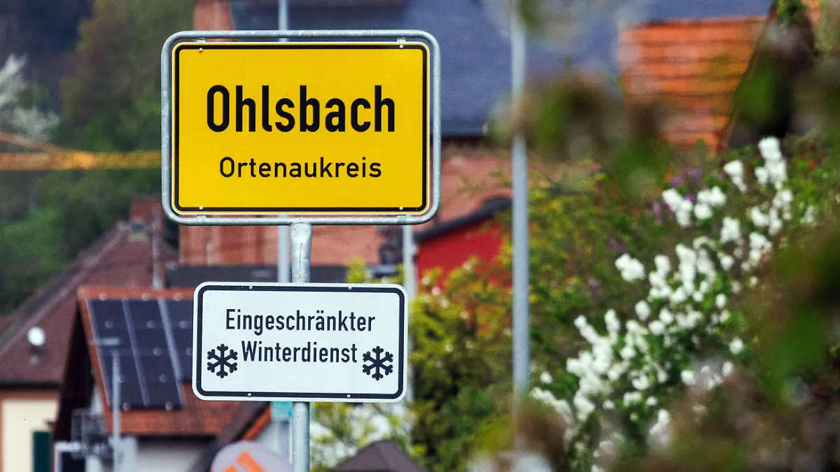 07.04.2024, Baden-Württemberg, Freiburg: Das Ortsschild von Ohlsbach steht am Eingang der Gemeinde, darunter ein Schild mit dem Hinweis auf eingeschränkten Winterdienst. Laut vorläufigen Zahlen gibt es einen neuen bundesweiten Hitzerekord für die ersten zehn Tage des Aprils seit Beginn der Wetter-Aufzeichnungen: Am gestrigen Samstag wurden in Ohlsbach im Rheintal 30,1 Grad gemessen, wie ein Sprecher des Deutschen Wetterdienstes mitteilte. Der bisherige Wärmerekord von 27,7 Grad wurde damit deutlich überschritten. Foto: Philipp von Ditfurth/dpa +++ dpa-Bildfunk +++