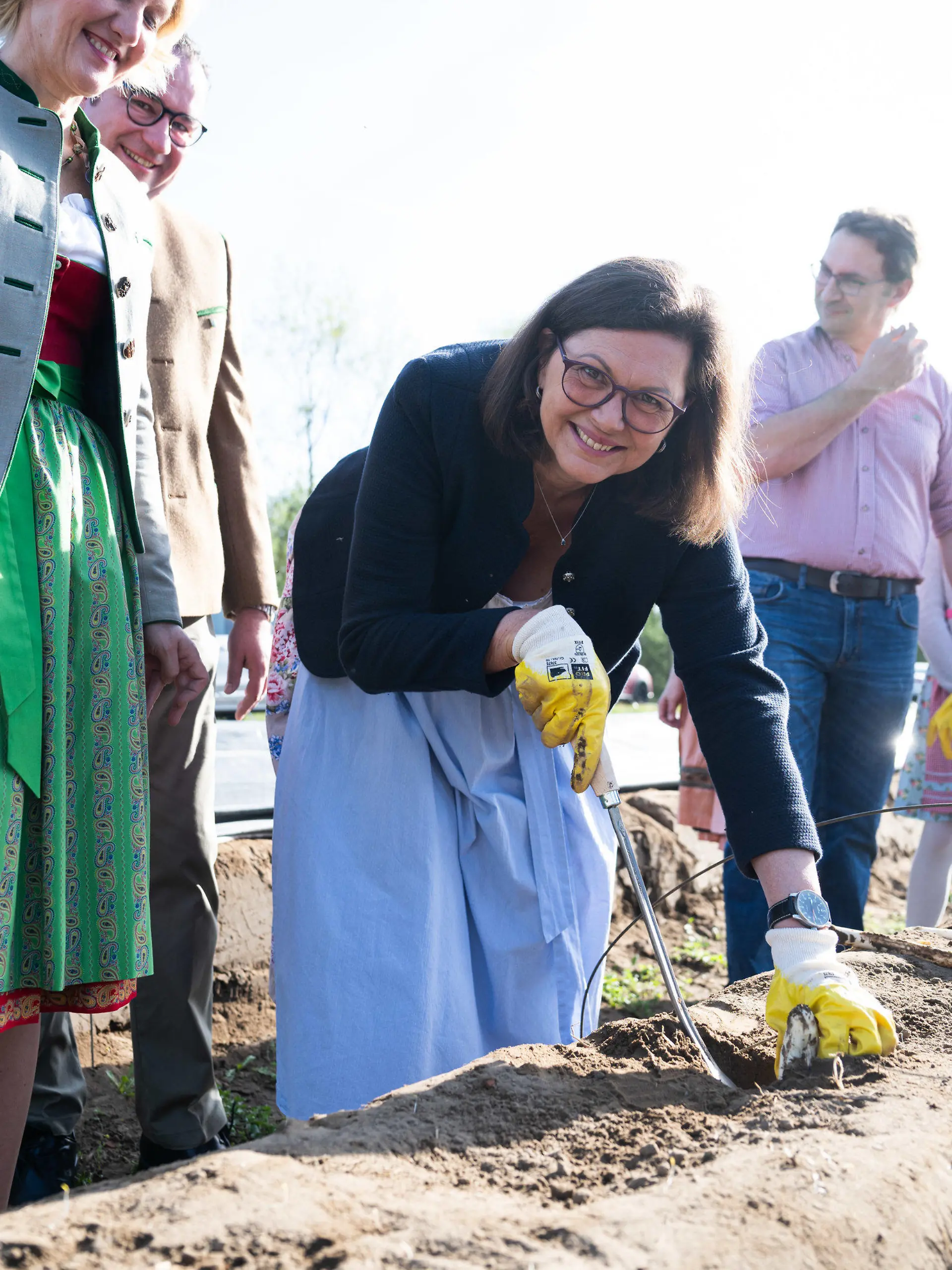 06.04.2024, Bayern, Abensberg: Landtagspräsidentin Ilse Aigner (CSU) sticht beim offiziellen Spargelanstich in Abensberg einen Spargel. Foto: Lukas Barth/dpa +++ dpa-Bildfunk +++