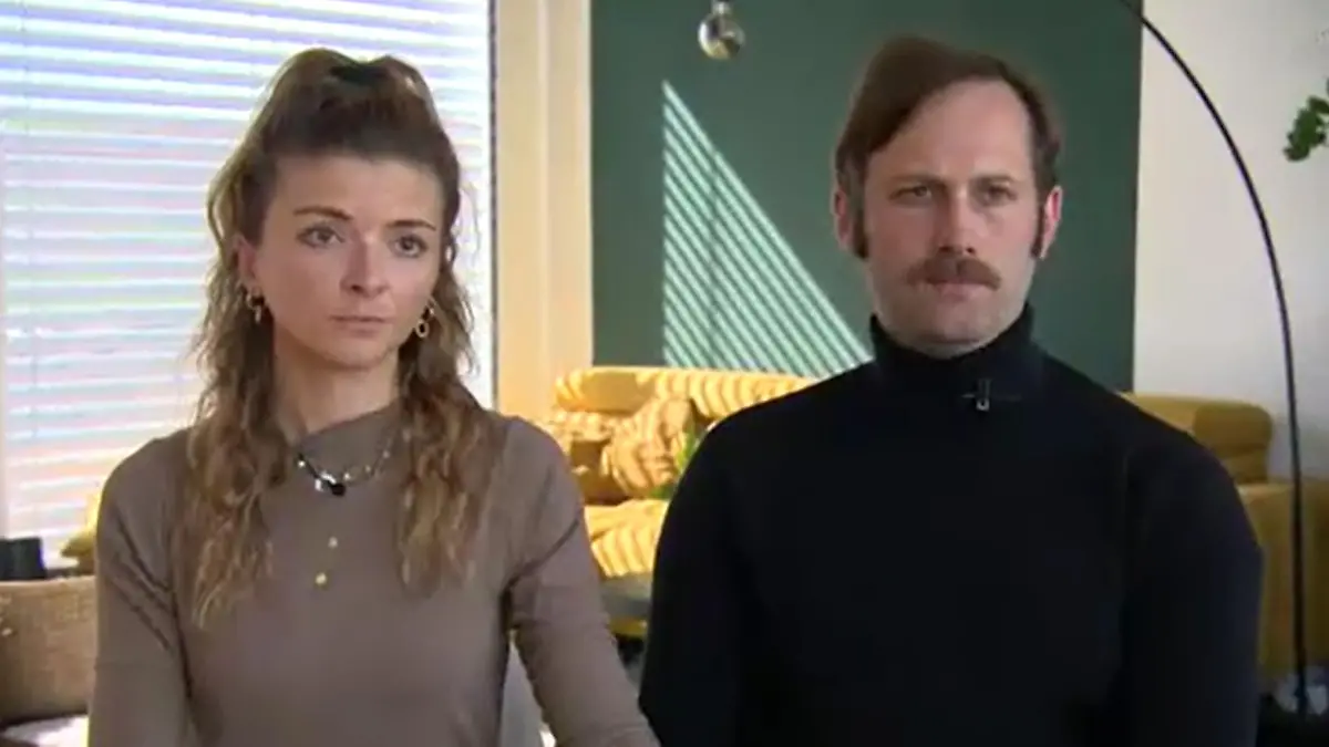 Ein Mann und eine Frau in einer Interview-Situation.