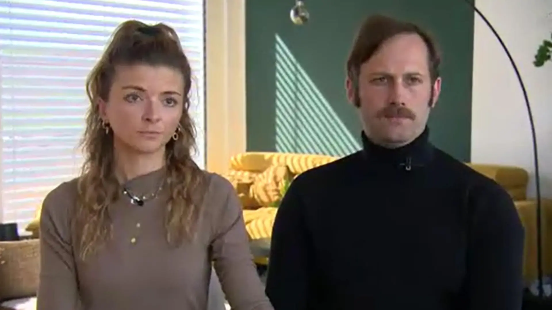 Ein Mann und eine Frau in einer Interview-Situation.