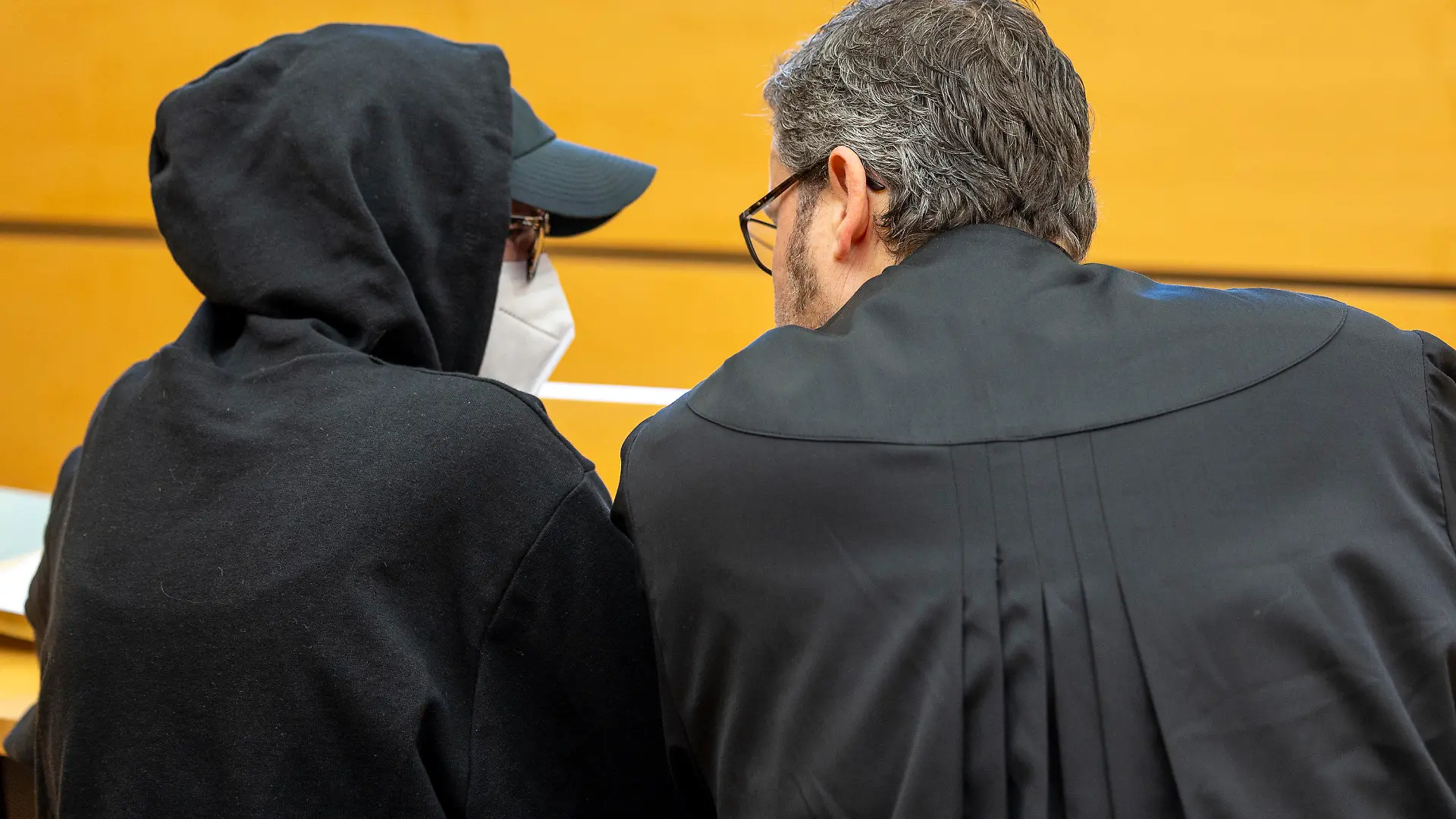 08.04.2024, Bayern, Würzburg: Eine der beiden Angeklagten (31, l) unterhält sich mit ihrem Rechtsanwalt Hans-Jochen Schrepfer im Sitzungssaal im Landgerichts. Das Landgericht Würzburg verhandelt gegen zwei frühere Erzieherinnen einer Kita in Unterfranken wegen möglicher Misshandlungen von Kindern. Die Taten sollen sich laut Staatsanwaltschaft in einer Einrichtung im Landkreis Würzburg zwischen September und Dezember 2021 ereignet haben. Foto: Heiko Becker/dpa +++ dpa-Bildfunk +++