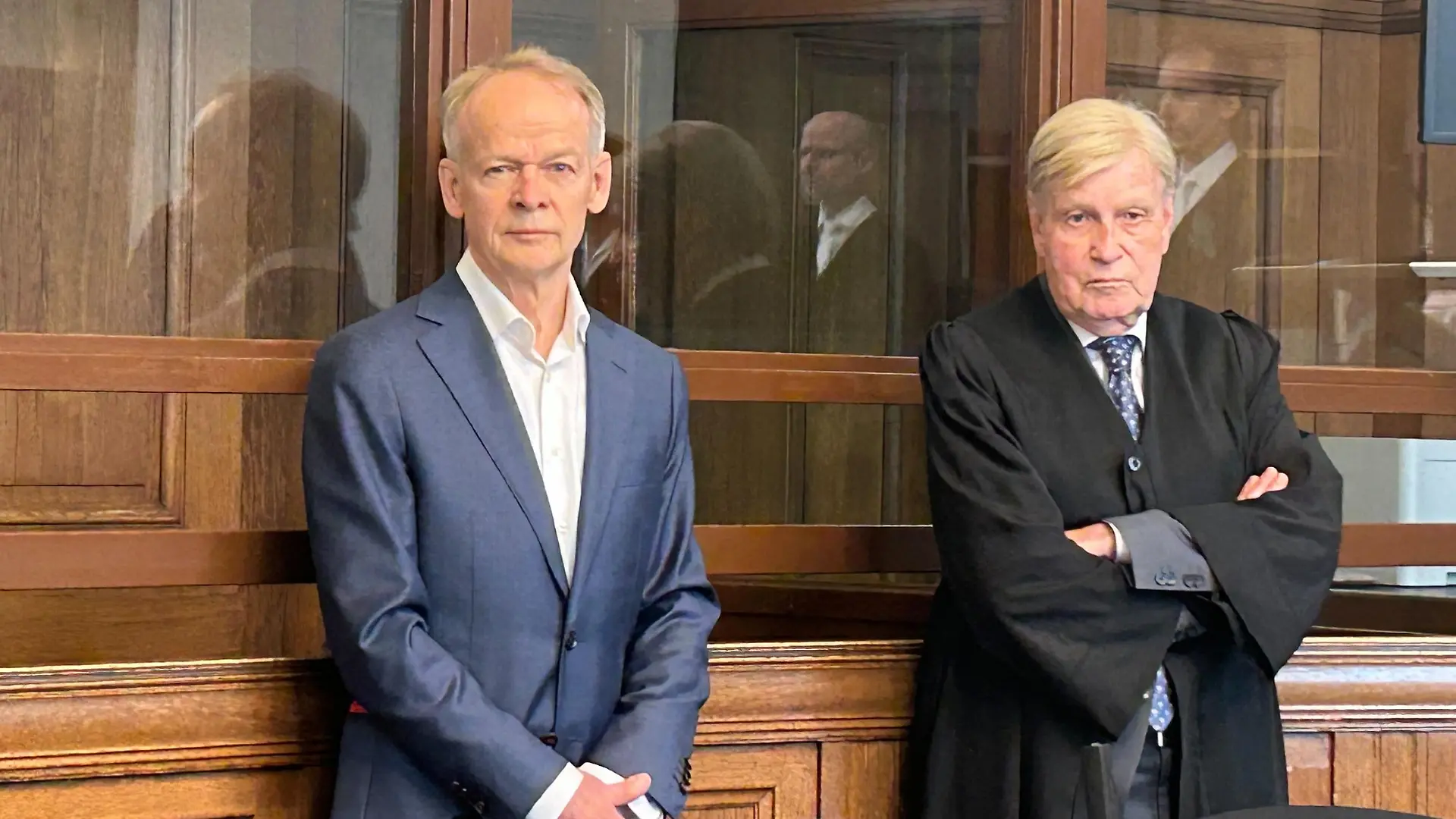 Christoph Turowski  und ein Anwalt im Gericht in Berlin. Der Arzt wurde zu drei Jahren Haft verurteilt.