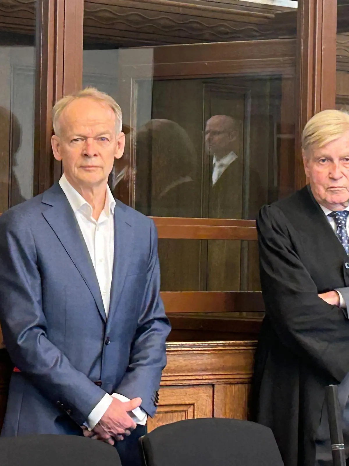 Christoph Turowski  und ein Anwalt im Gericht in Berlin. Der Arzt wurde zu drei Jahren Haft verurteilt.