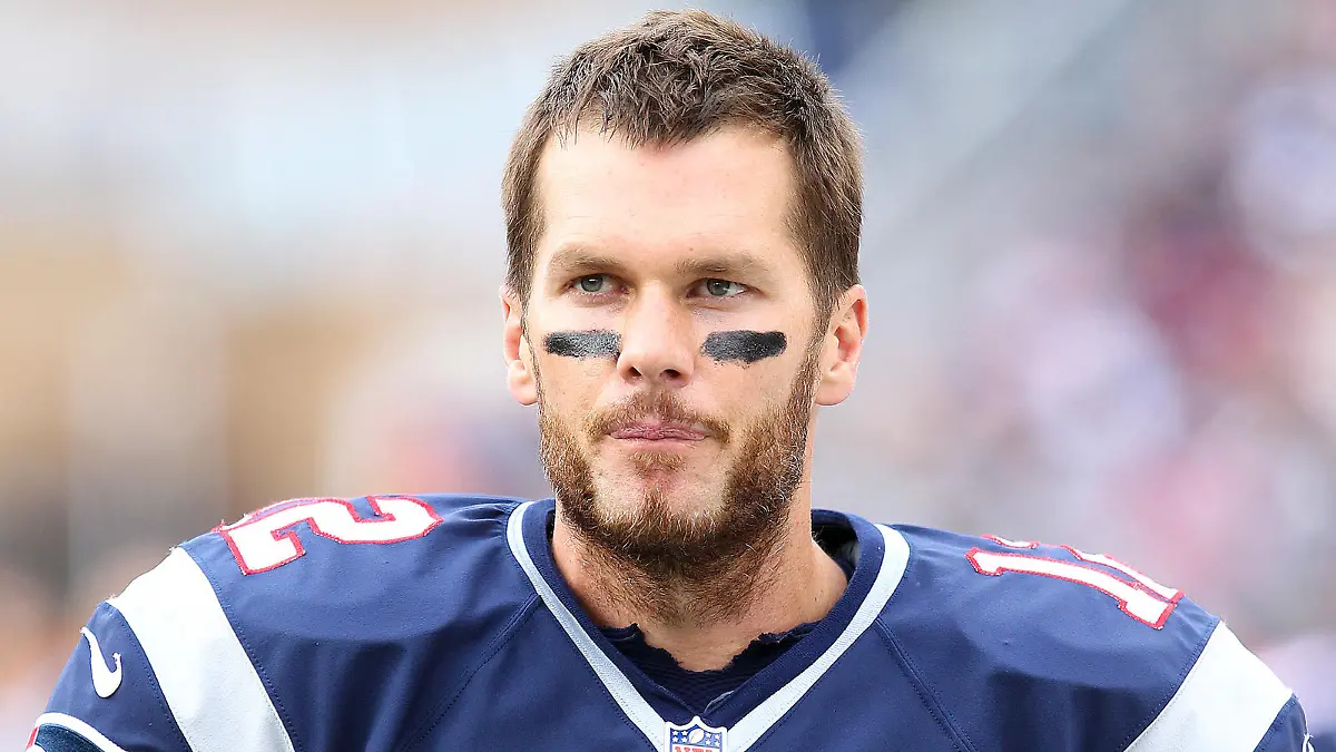 Image #: 40378648    October 25, 2015; Foxborough, MA, USA; New England Patriots quarterback Tom Brady (12) on the sideline during the second half of the NFL game between the New York Jets and New England Patriots at Gillette Stadium. New England defeated New York 30-23.      CSM /Landov Keine Weitergabe an Drittverwerter.
